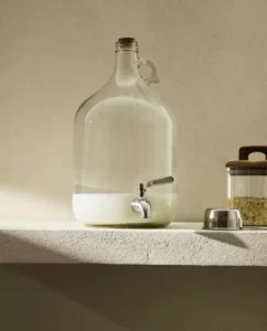 شیشه بطری شیشه ای با شیر زاراهوم