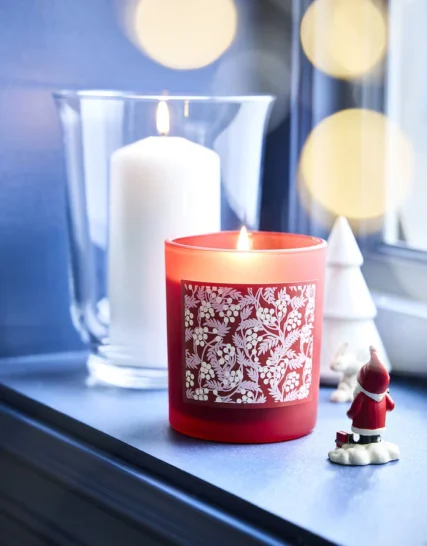 شمع معطر در شیشه ایکیا دارچین و قرمز مدل VINTERFINT