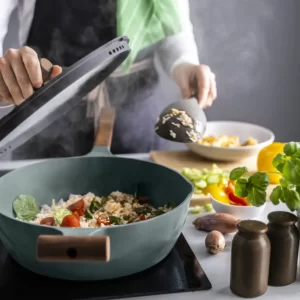 ماهیتابه با درب روکش نچسب شیشه‌ای/چوبی خاکستری-فیروزه‌ای سایز ۲۸ ایکیا مدل KLIPPFISK