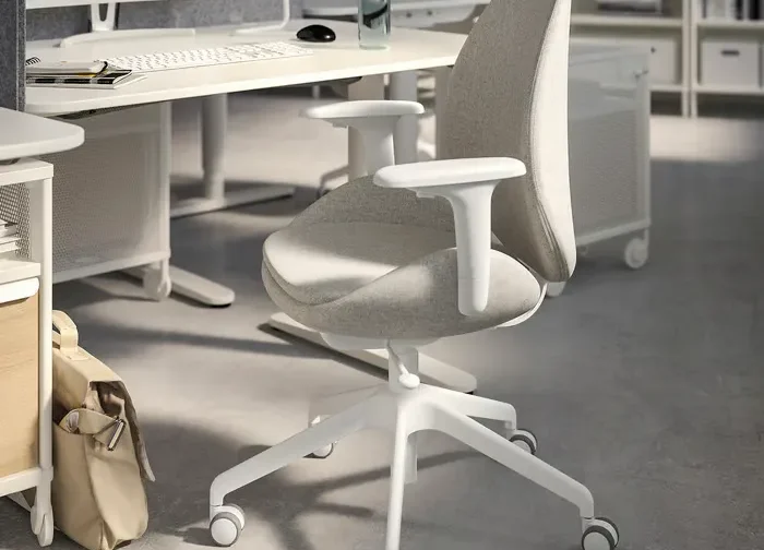 صندلی اداری دسته‌دار رنگ بژ/سفید ایکیا مدل HATTEFJÄLL