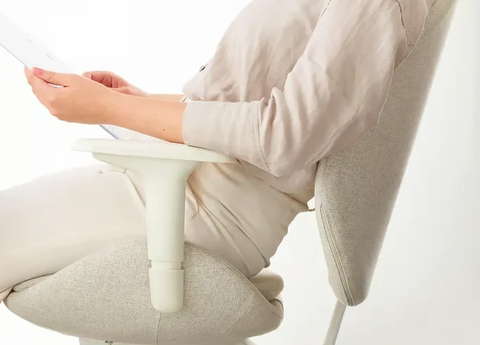 صندلی اداری دسته‌دار رنگ بژ/سفید ایکیا مدل HATTEFJÄLL