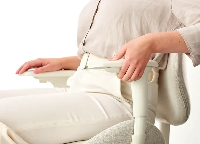 صندلی اداری دسته‌دار رنگ بژ/سفید ایکیا مدل HATTEFJÄLL