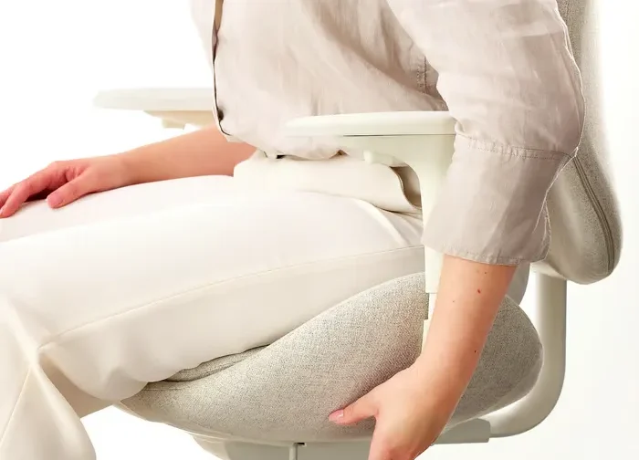 صندلی اداری دسته‌دار رنگ بژ/سفید ایکیا مدل HATTEFJÄLL