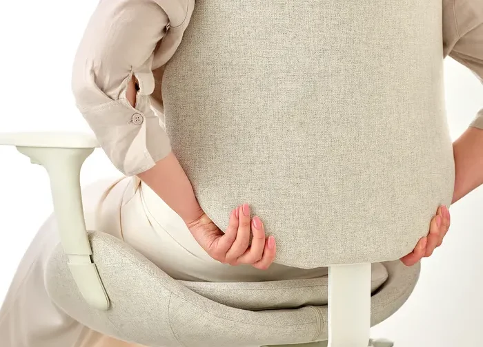 صندلی اداری دسته‌دار رنگ بژ/سفید ایکیا مدل HATTEFJÄLL