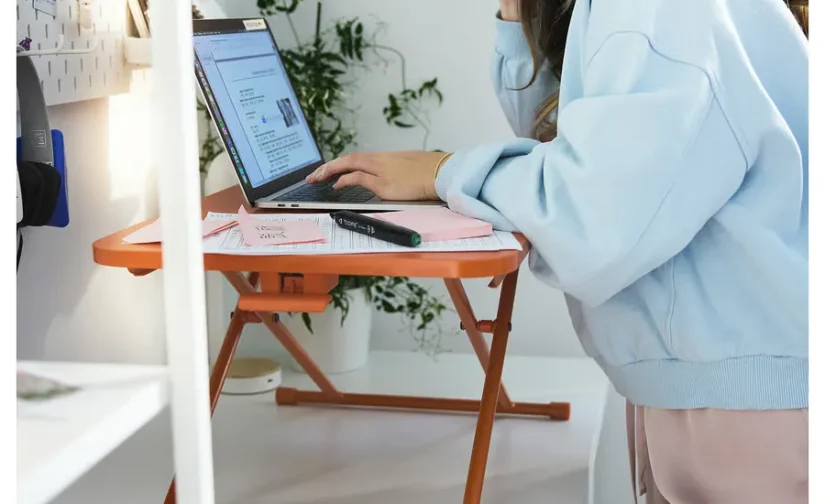 میز لپ‌تاپ نارنجی ۶۰x۴۰ ایکیا مدل DUBBLA