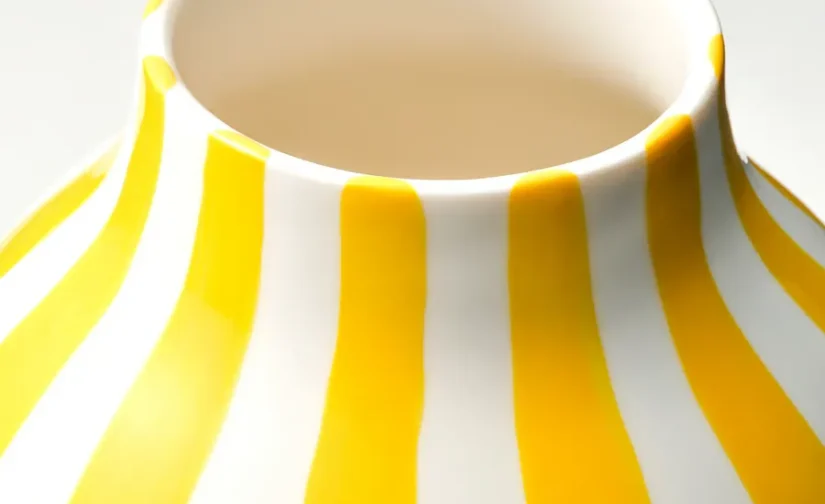 گلدان سفید/زرد راه راه ۲۵ سانتی‌متری ایکیا مدل BLODBJÖRK