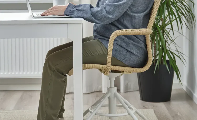 صندلی چرخان با دسته بژ/سفید ایکیا مدل STIGBYGEL