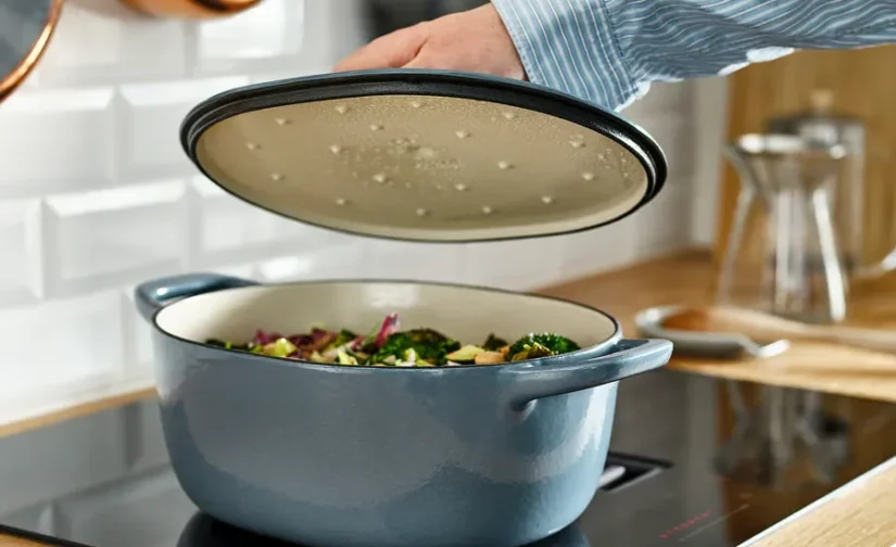 قابلمه چدنی لعابی با درب بژ روشن/خاکستری تیره-آبی ۵ لیتری ایکیا مدل VARDAGEN