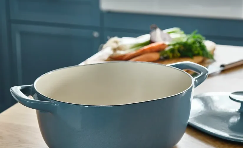 قابلمه چدنی لعابی با درب بژ روشن/خاکستری تیره-آبی ۵ لیتری ایکیا مدل VARDAGEN