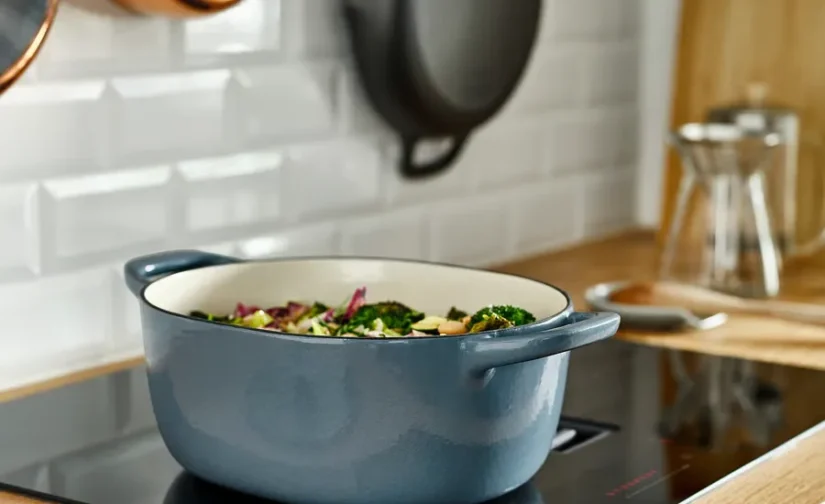 قابلمه چدنی لعابی با درب بژ روشن/خاکستری تیره-آبی ۵ لیتری ایکیا مدل VARDAGEN