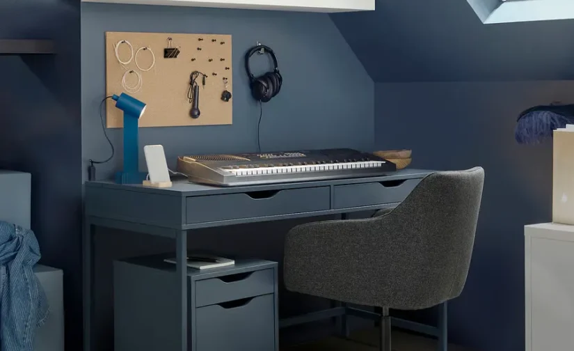 میز تحریر مشکی/آبی سایز ۱۳۲x۵۸ ایکیا مدل ALEX