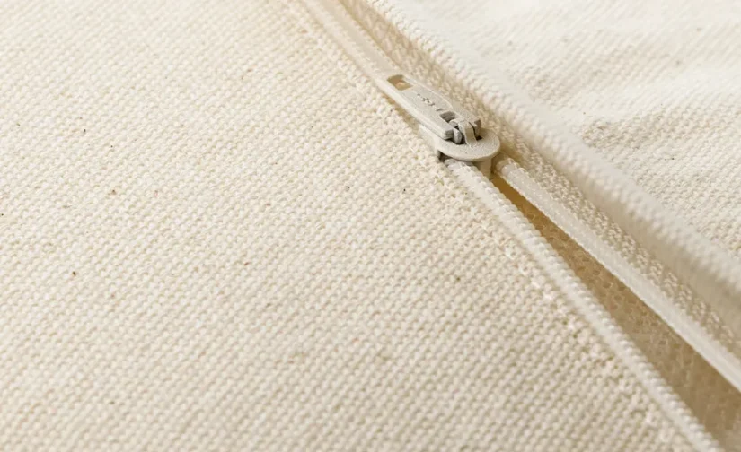 روکش کوسن بژ/مشکی ۵۰x۵۰ سانتی‌متر ایکیا مدل KUSTFLY