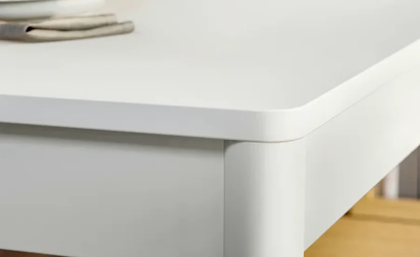 ساختار پایدار با پایههای چوبی محکم و رویه ملامینه صاف و لاکی که هم کاربردی است