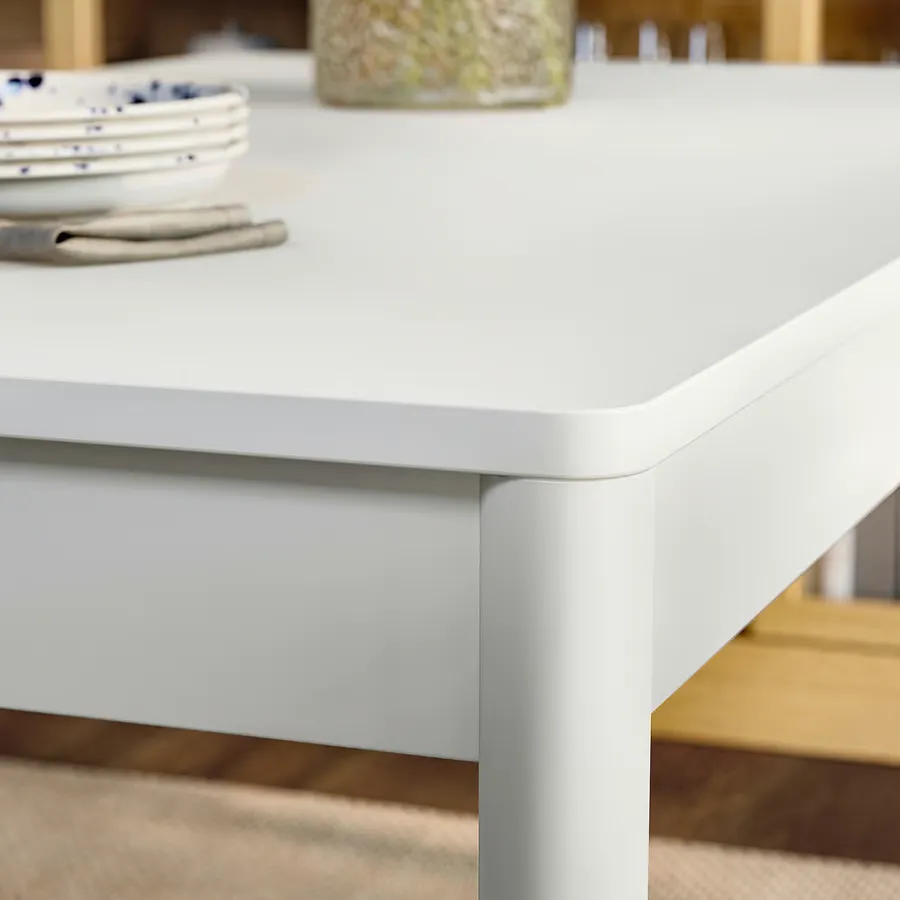 ساختار پایدار با پایههای چوبی محکم و رویه ملامینه صاف و لاکی که هم کاربردی است