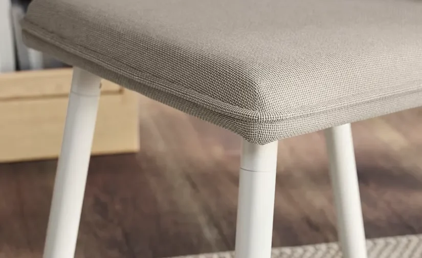 ساختار پایدار با پایههای چوبی محکم و رویه ملامینه صاف و لاکی که هم کاربردی است