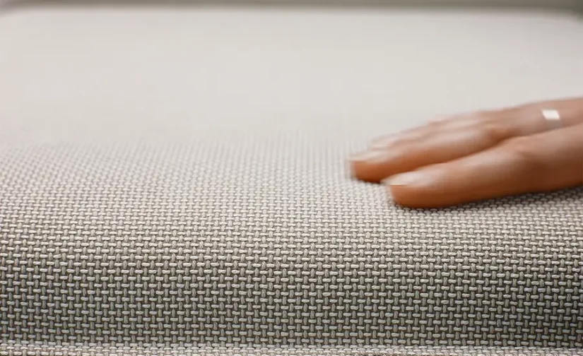 ساختار پایدار با پایههای چوبی محکم و رویه ملامینه صاف و لاکی که هم کاربردی است