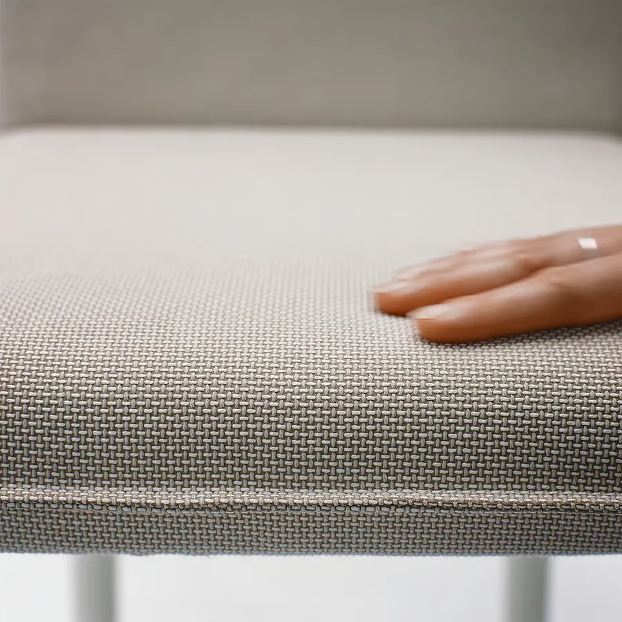 ساختار پایدار با پایههای چوبی محکم و رویه ملامینه صاف و لاکی که هم کاربردی است