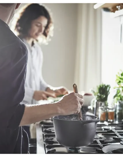 قابلمه با درب چدن لعاب‌دار مات/مشکی ۳ لیتری ایکیا مدل VARDAGEN