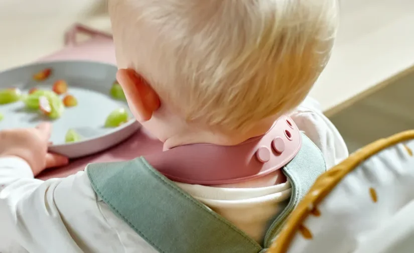 پیشبند نوزاد صورتی کمرنگ ایکیا مدل GULDVÄVARE