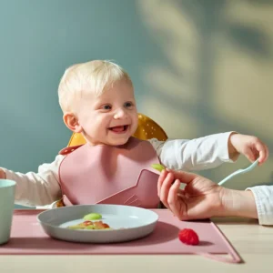 پیشبند نوزاد صورتی کمرنگ ایکیا مدل GULDVÄVARE