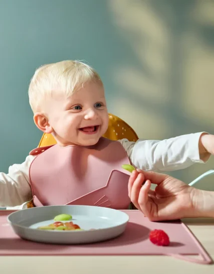 پیشبند نوزاد صورتی کمرنگ ایکیا مدل GULDVÄVARE