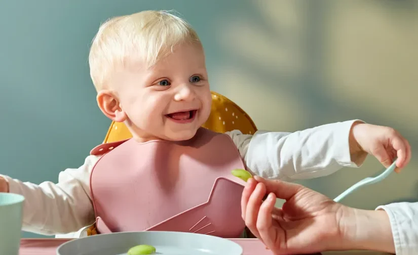 پیشبند نوزاد صورتی کمرنگ ایکیا مدل GULDVÄVARE