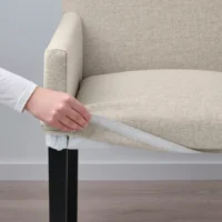 میز و ۴ صندلی دسته‌دار، روکش بلوط (رنگ قهوه‌ای) / پارچه «گونارد» (Gunnared) بژ (پایه‌های مشکی)، ۱۴۵ سانتی‌متر ایکیا مدل MÖRBYLÅNGA / MÅRENÄS