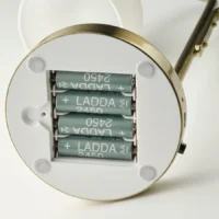 چراغ LED قابل‌حمل، با کارکرد باتری، جنس برنج و شیشه سفید اوپال ایکیا مدل TVÅMASTAD