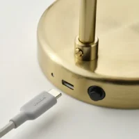 چراغ LED قابل‌حمل، با کارکرد باتری، جنس برنج و شیشه سفید اوپال ایکیا مدل TVÅMASTAD
