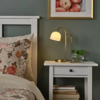 چراغ LED قابل‌حمل، با کارکرد باتری، جنس برنج و شیشه سفید اوپال ایکیا مدل TVÅMASTAD