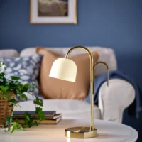 چراغ LED قابل‌حمل، با کارکرد باتری، جنس برنج و شیشه سفید اوپال ایکیا مدل TVÅMASTAD
