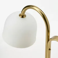 چراغ LED قابل‌حمل، با کارکرد باتری، جنس برنج و شیشه سفید اوپال ایکیا مدل TVÅMASTAD