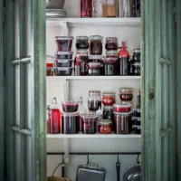 شمع معطر در ظرف سرامیکی، توت‌ها/قرمز، ۵۰ ساعت ایکیا مدل STÖRTSKÖN