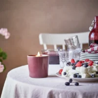 شمع معطر در ظرف سرامیکی، توت‌ها/قرمز، ۵۰ ساعت ایکیا مدل STÖRTSKÖN
