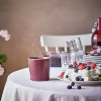 شمع معطر در ظرف سرامیکی، توت‌ها/قرمز، ۵۰ ساعت ایکیا مدل STÖRTSKÖN
