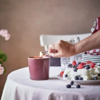 شمع معطر در ظرف سرامیکی، توت‌ها/قرمز، ۵۰ ساعت ایکیا مدل STÖRTSKÖN